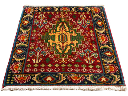 Tapis rectangulaire (67x66 cm) avec champ rouge, médaillon central et bordures multicolores