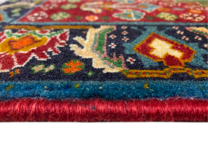 Bord de tapis en détail : motif ornemental multicolore et fibres denses avec finition à franges