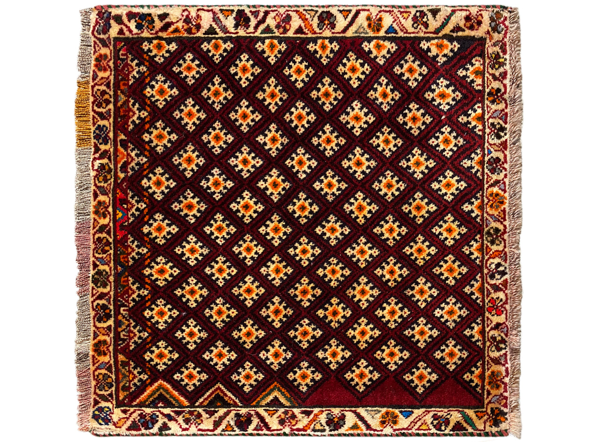 Tapis Poshti 61x59 cm : carré, motif géométrique en losanges rouge foncé avec des accents colorés