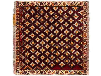 Tapis Poshti 61x59 cm : carré, motif géométrique en losanges rouge foncé avec des accents colorés