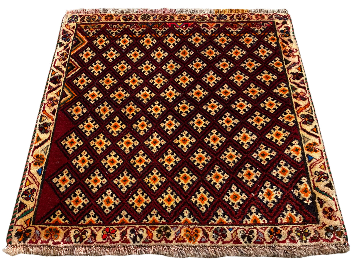 Tapis Poshti 61x59 cm : tapis rouge foncé à motif losanges et bordure périphérique à franges