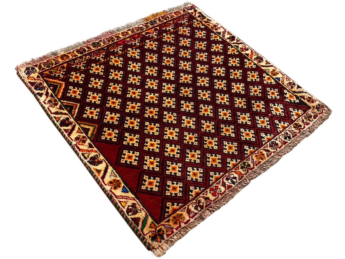 Tapis Poshti 61x59 cm : carré, photographié en diagonale, motif géométrique, franges aux coins