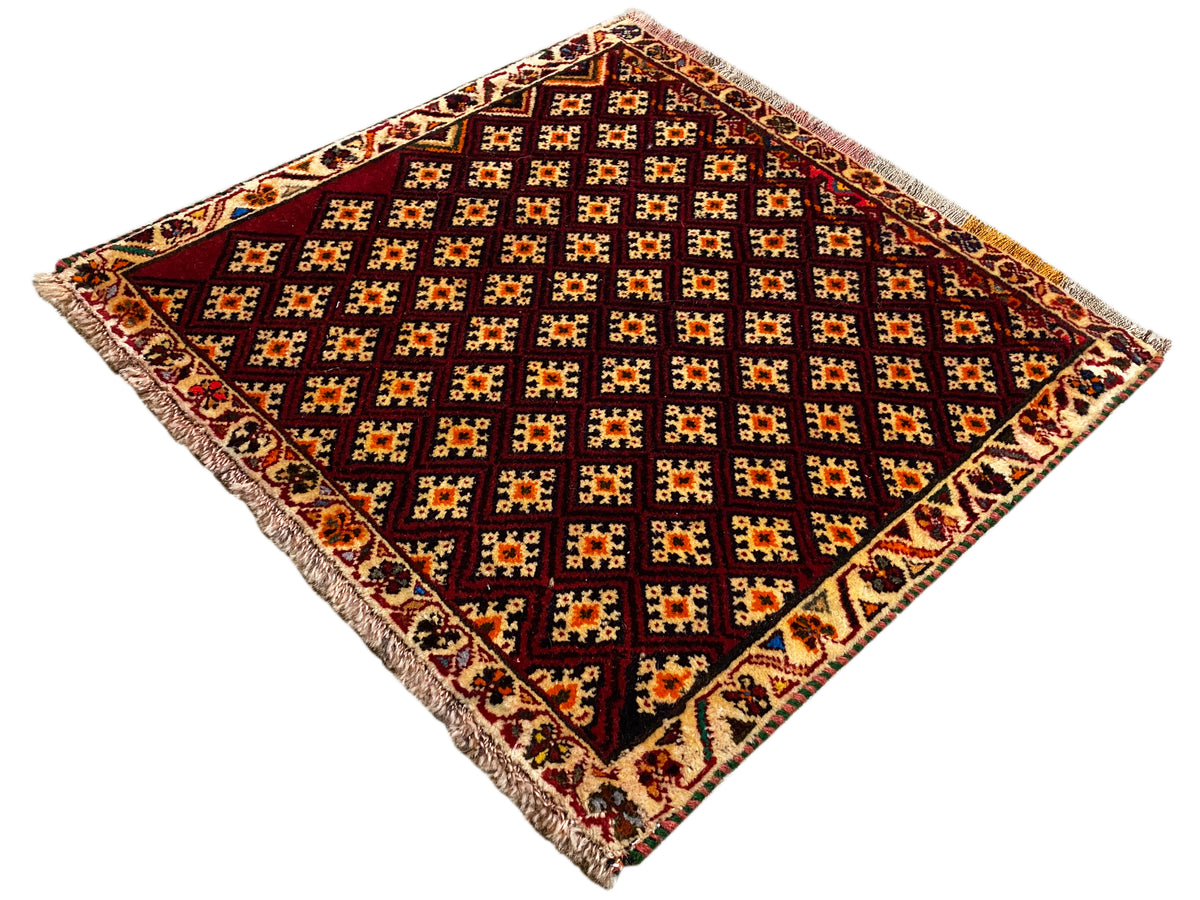 Tapis Poshti 61x59 cm : tapis rouge foncé à motif losanges, franges sur tous les côtés