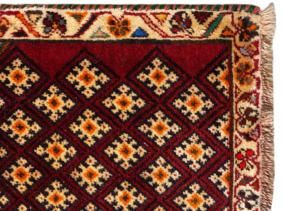Tapis Poshti 61x59 cm : détail du bord avec franges et motifs géométriques
