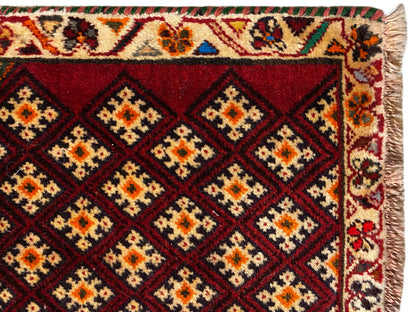 Tapis Poshti 61x59 cm : détail du bord avec franges et motifs géométriques