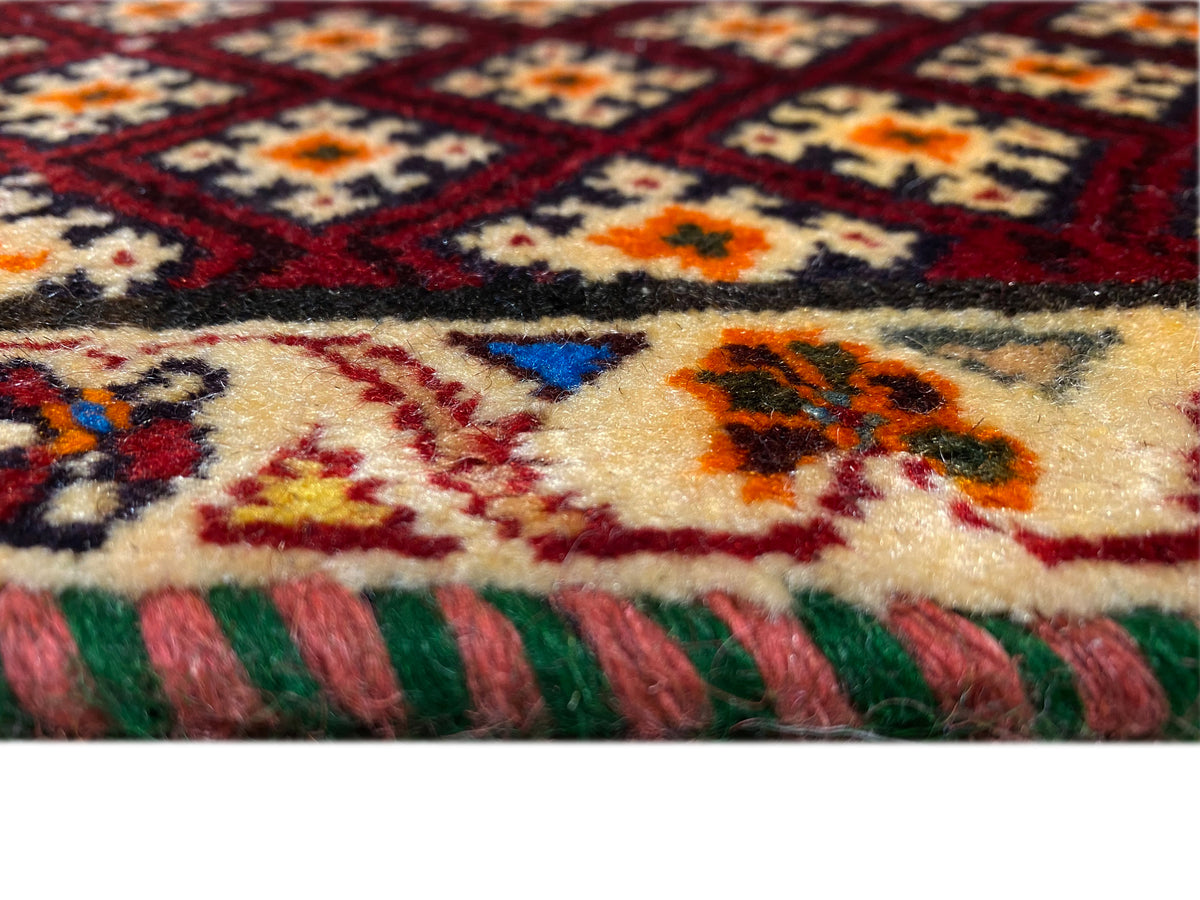 Tapis Poshti 61x59 cm : détail de la structure du velours et de la bordure multicolore, avec franges