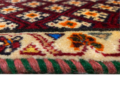 Tapis Poshti 61x59 cm : détail de la structure du velours et de la bordure multicolore, avec franges