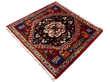 Tapis à bordure rouge et centre bleu foncé, ornement en forme d’étoile, franges