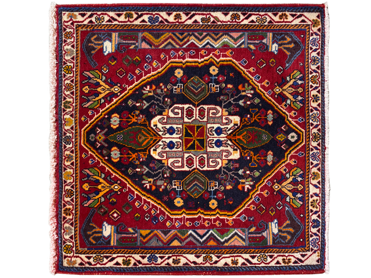 Tapis Poshti (67×67 cm) avec une composition de médaillons en plusieurs parties, en bleu foncé et rouge