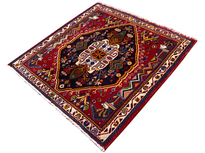 Tapis Poshti (67×67 cm) en diagonale : bordure brun-rouge, champ bleu orné de motifs