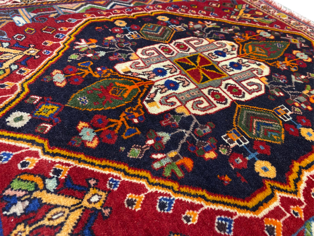 Tapis Poshti : détail du centre avec des champs de motifs géométriques et des losanges