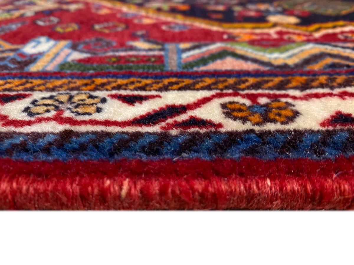 Tapis Poshti : couture des franges et lisière avec dégradé du bleu au rouge