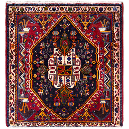 Tapis carré à fond bleu foncé, bordure rouge et motifs ornementaux, 70x67 cm