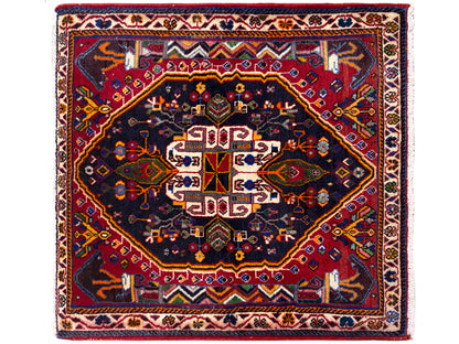 Tapis carré à fond bleu foncé, bordure rouge et ornement centré, 70x67 cm