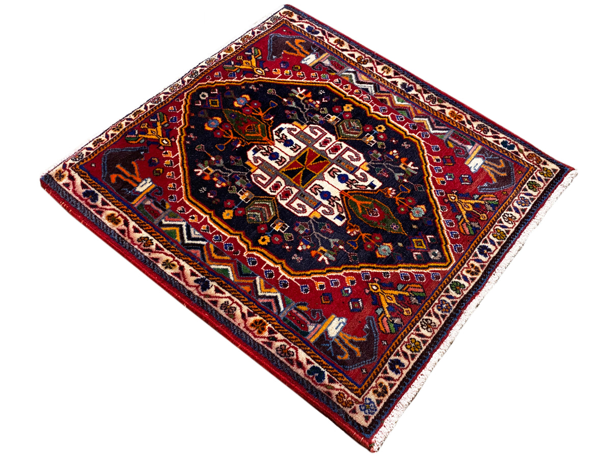 Tapis carré de 70x67 cm : médaillon sombre avec cadre rouge et bordure ornementale