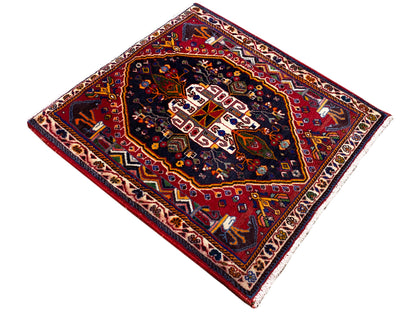 Tapis carré de 70x67 cm : médaillon sombre avec cadre rouge et bordure ornementale