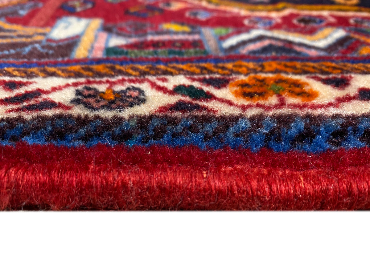 Détail du tapis à poils courts et envers rouge, bandes de motifs visibles