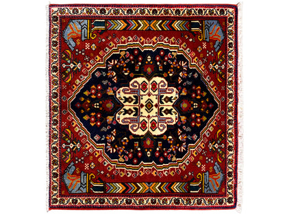 Tapis Poshti 65x61 cm avec bordure rouge, motif central sombre et ornements colorés