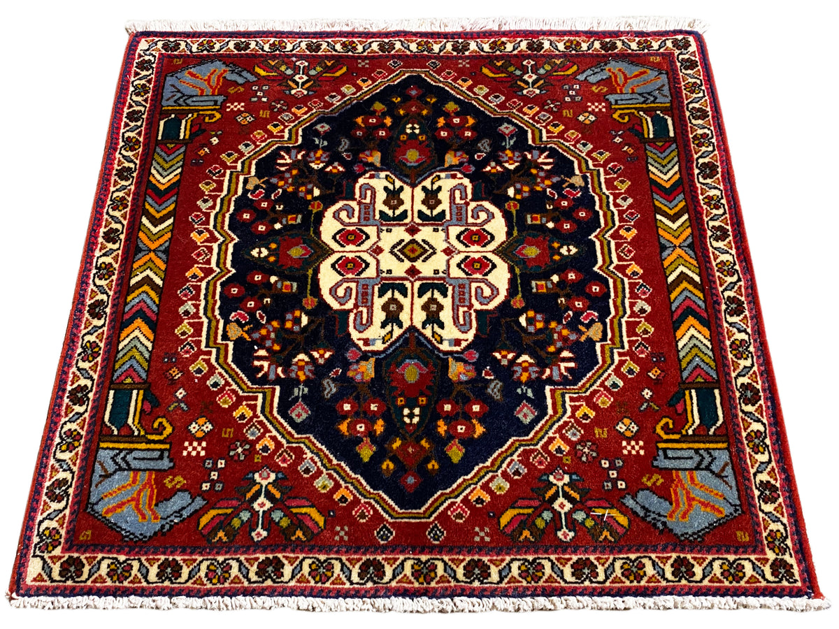 Tapis Poshti 65x61 cm, photo tournée : motif de bordure rouge avec médaillon sombre