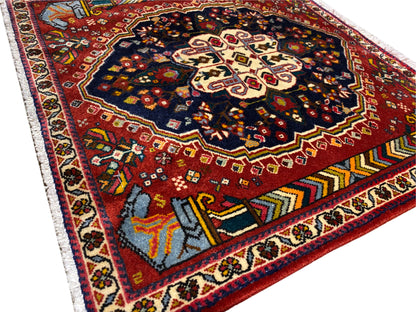 Tapis Poshti 65x61 cm, vue détaillée : champ rouge, ornement bleu-noir, bordures contrastées