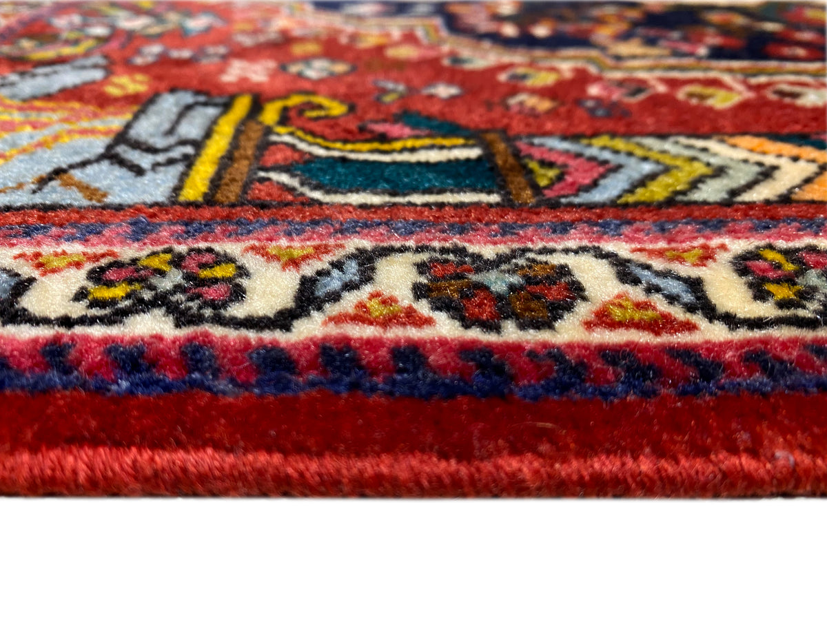 Tapis Poshti 65x61 cm, gros plan de la bordure : ornements rouges, bleus et multicolores