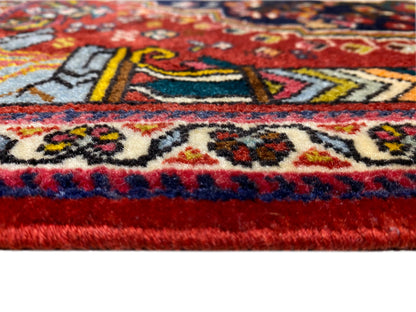 Tapis Poshti 65x61 cm, gros plan de la bordure : ornements rouges, bleus et multicolores