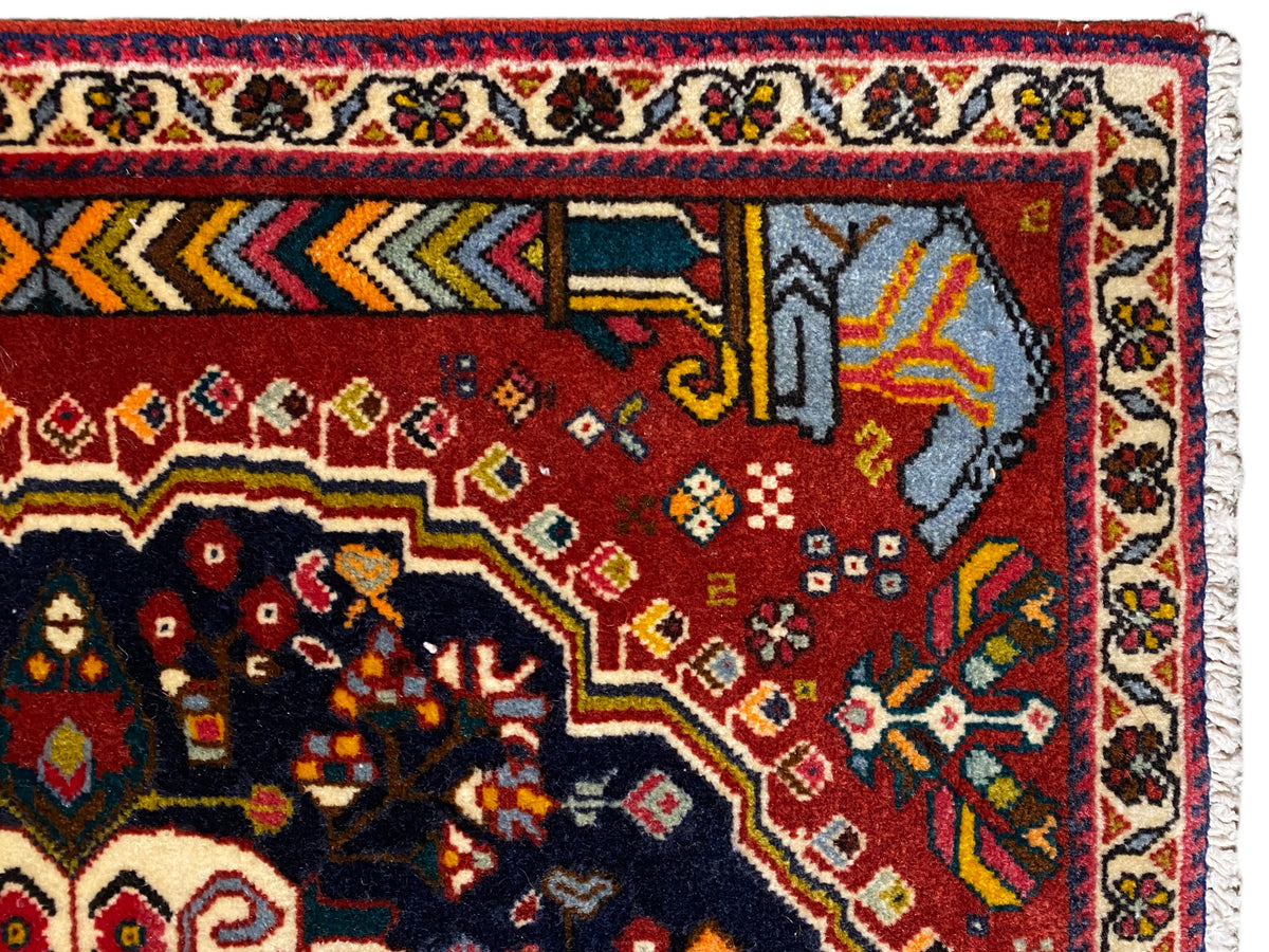 Tapis Poshti 65x61 cm Détail de bordure : champ rouge avec motif turquoise-gris et liseré blanc