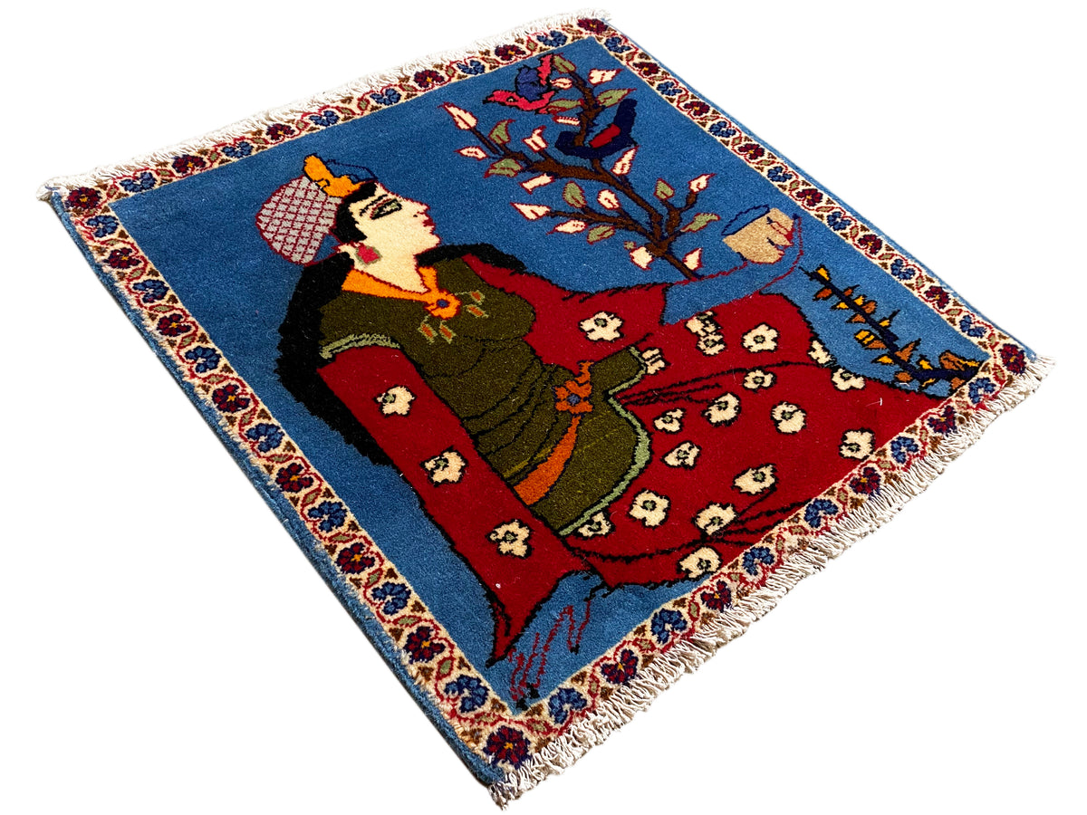 Tapis Poshti 65x63 cm, motif diagonal représentant une figure et un arbre, aplats de couleurs bleus et rouges