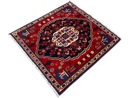 Tapis carré à centre rouge, bordure bleue et délicate frise ornementale