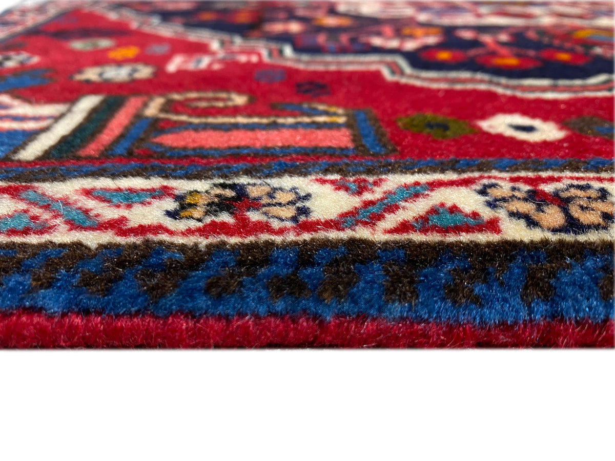 Bord de tapis à poil court, bord inférieur rouge et motif bleu-blanc