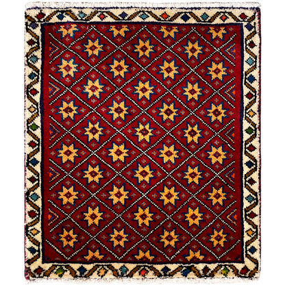 Tapis carré à fond rouge et motif étoilé géométrique multicolore