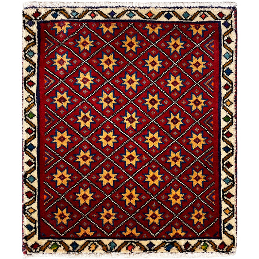 Tapis carré à fond rouge et motif étoilé géométrique multicolore