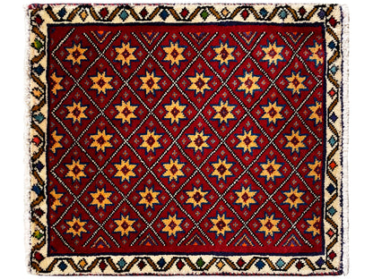 Tapis carré avec motif rouge et motif géométrique multicolore en forme d’étoile composée de carreaux