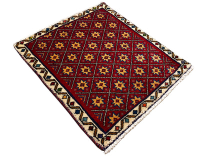 Tapis carré déployé avec un motif géométrique rouge et une bordure colorée