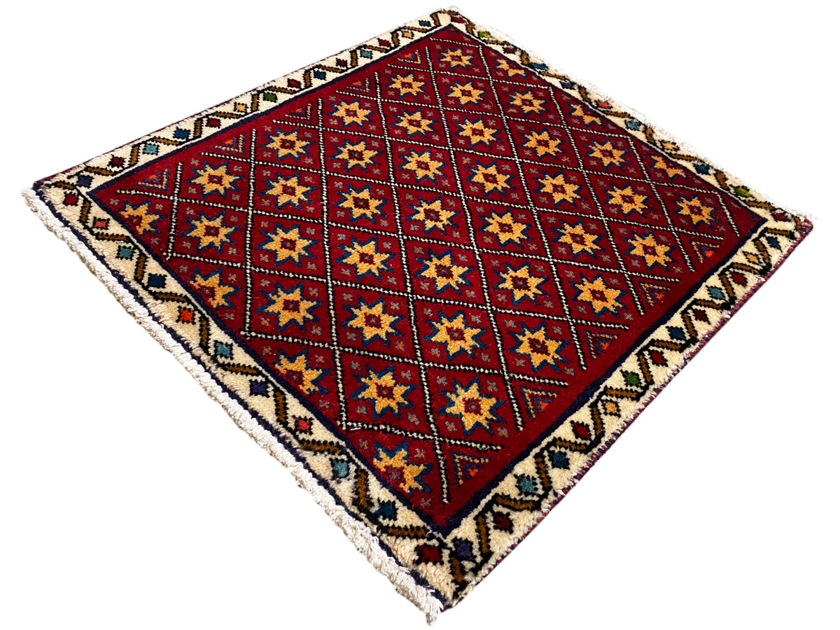 Tapis carré en diagonale avec fond rouge et carrés étoilés multicolores