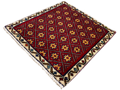 Tapis carré en diagonale avec fond rouge et carrés étoilés multicolores