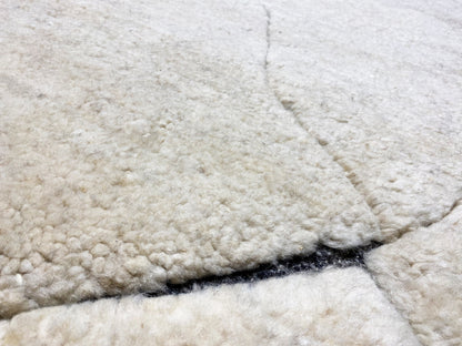 Moderner minimalistischer Berber Teppich in hellem Beigeton