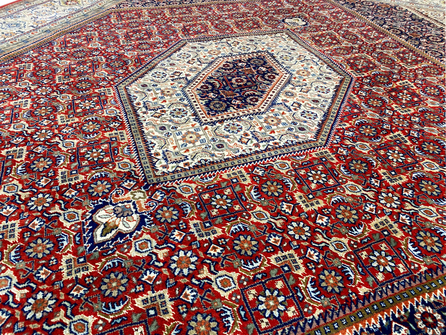 Robuster Bidjar Teppich aus reiner Wolle, handgeknüpft, rot mit Ornamenten, 255x202 cm