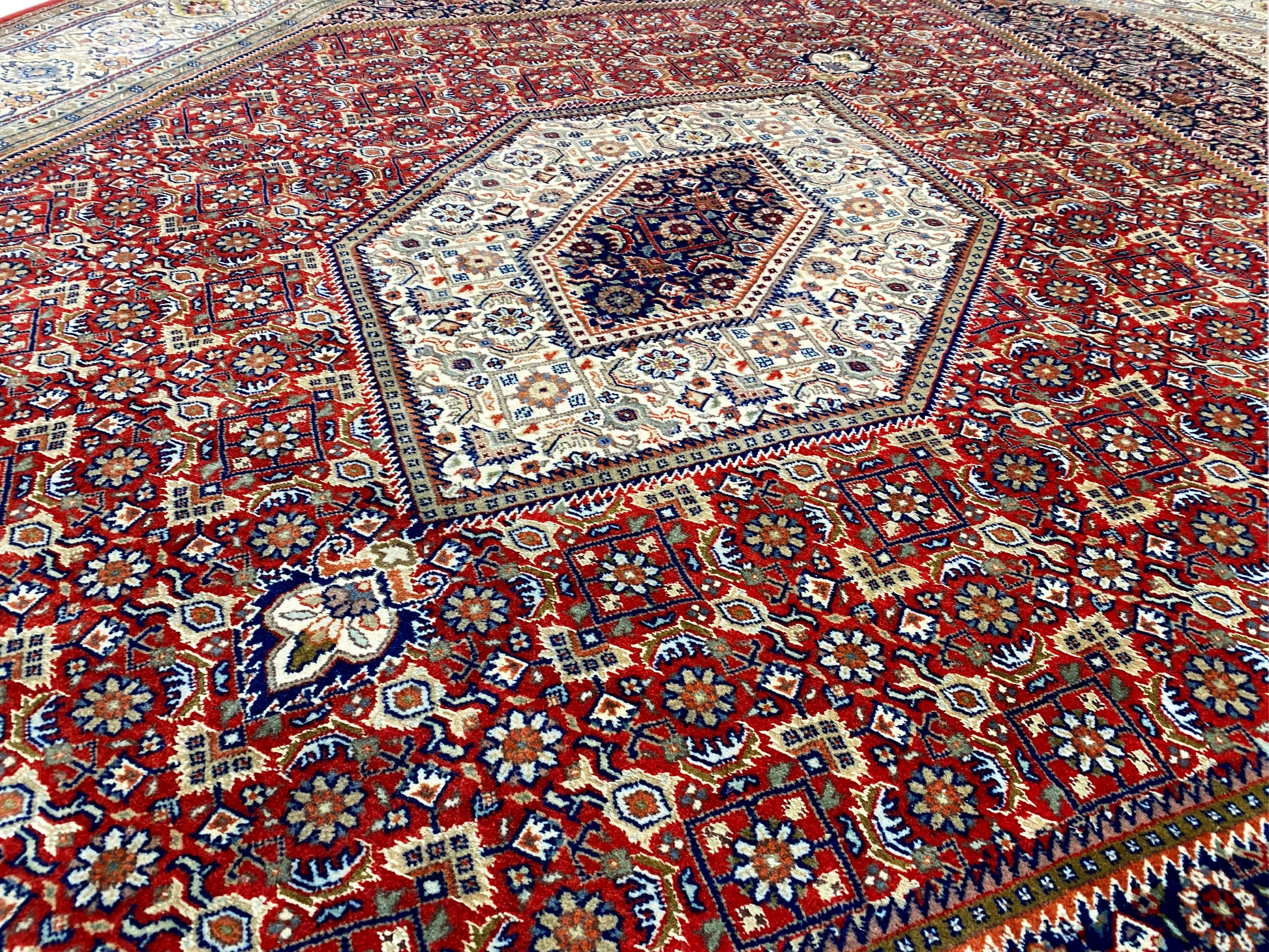 Robuster Bidjar Teppich aus reiner Wolle, handgeknüpft, rot mit Ornamenten, 255x202 cm