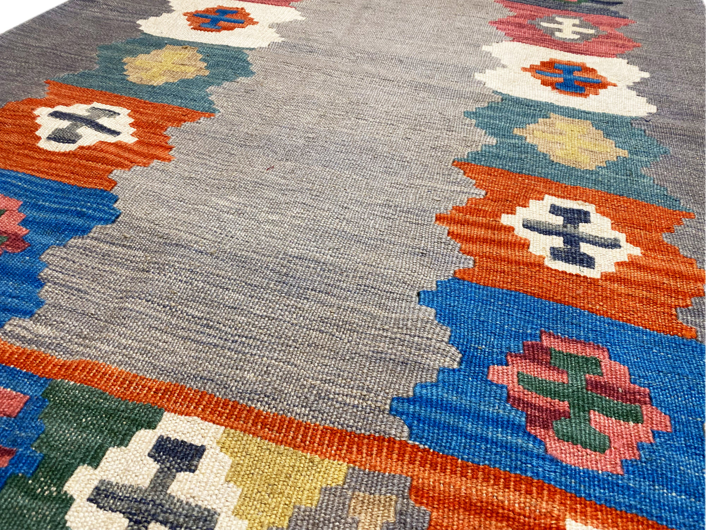 Vintage Kelim Teppich aus 100% Wolle, grau mit geometrischen Motiven