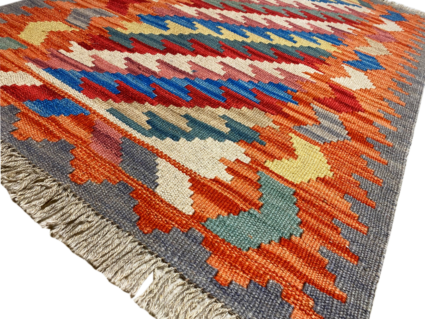 Handgesponnener Wollkelim mit kräftigen Farben und orientalischem Muster