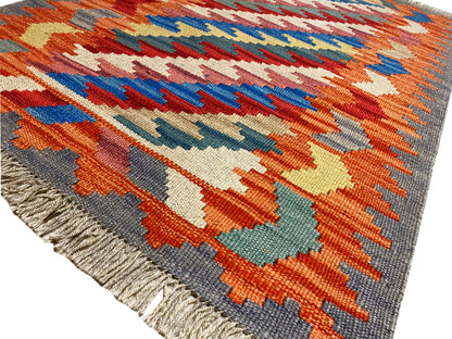 Handgesponnener Wollkelim mit kräftigen Farben und orientalischem Muster