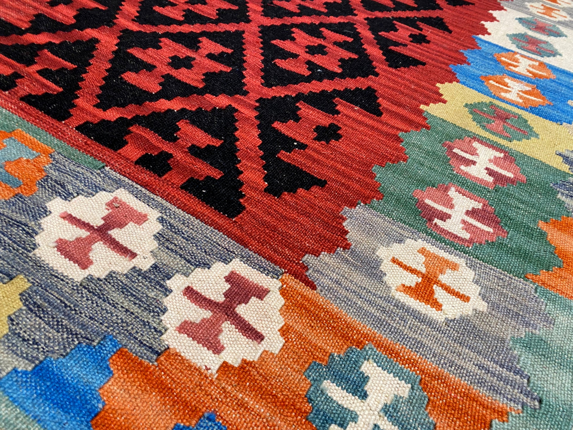 Kleiner Qashqai Kelim Teppich rot als Akzentteppich im Ethno Look