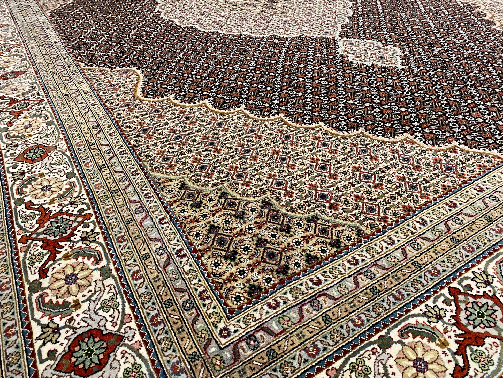 Handgemachter Indo Tabriz Teppich mit zentralem Medaillon