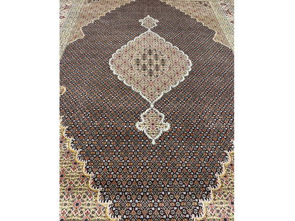 Edler Indo Tabriz Teppich aus Wolle und Seide mit orientalischem Medaillon in Braun